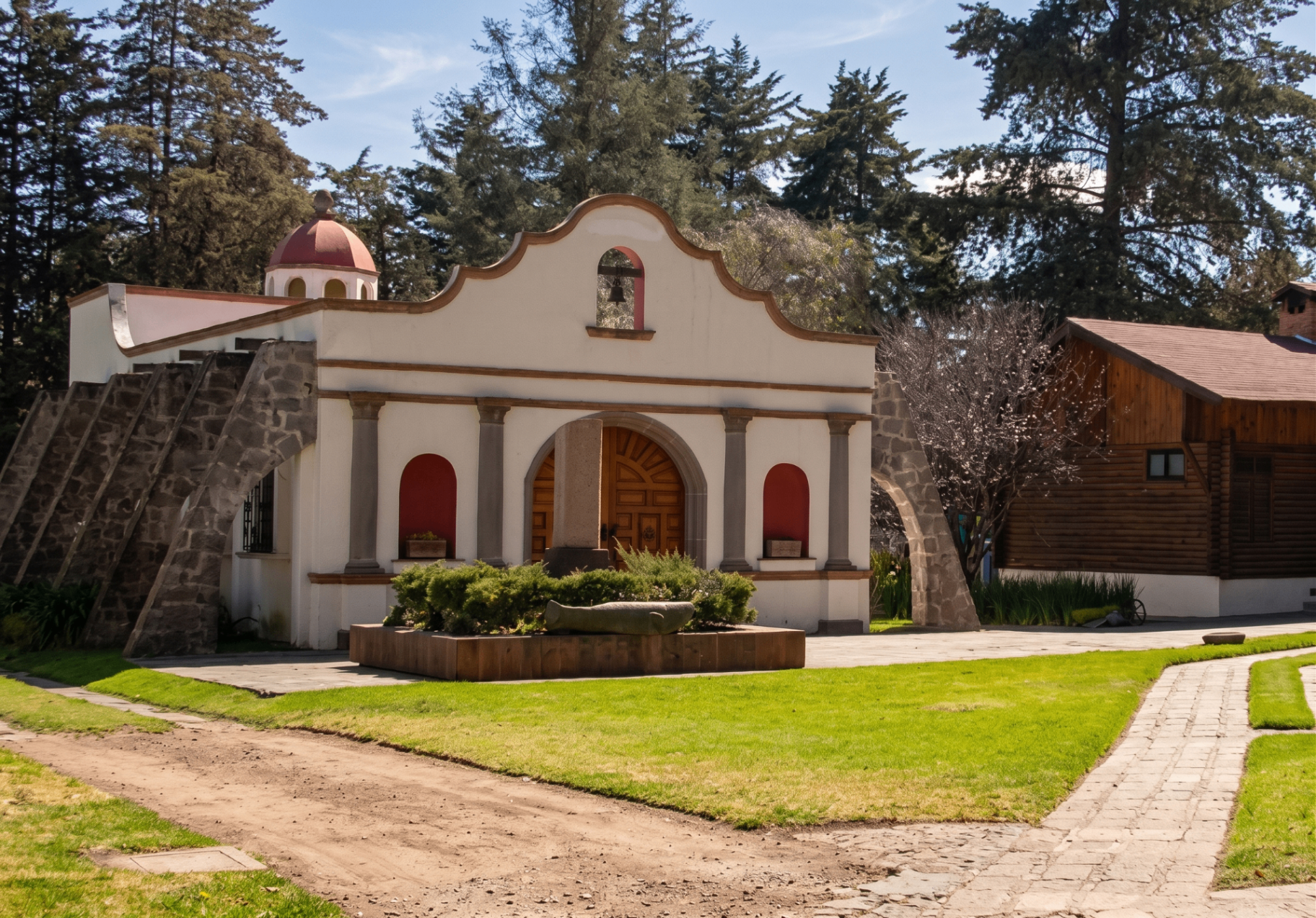 Capilla y arquitectura colonial del campus